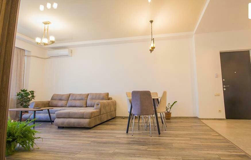 Tikas Home Апартаменты Tbilisi Eksteriør billede
